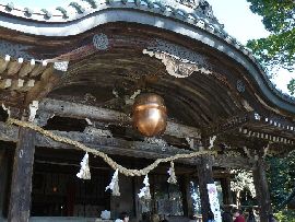 筑波山神社拝殿の向拝唐破風と吊り下げられた鈴