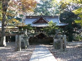一ノ矢八坂神社の拝殿正面、左右には石灯篭と狛犬