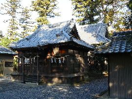 吉沼八幡神社：右斜め前方から見た社殿(拝殿･本殿)