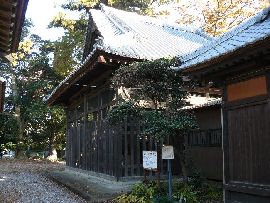 吉沼八幡神社：左斜め前方から見た本殿と覆い屋