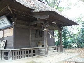 愛宕神社：拝殿正面の向拝と重厚な茅葺屋根