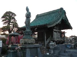 土屋数直に縁がある神龍寺：境内に建立されている銅造慈母観音像