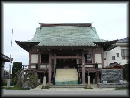 常福寺の本堂と石碑