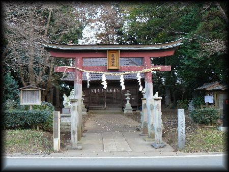 西根鹿島神社：境内正面に設けられた木製鳥居