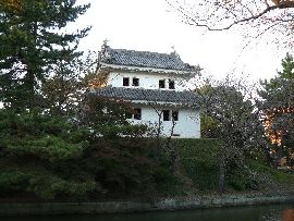 松平信一と縁がある土浦城（亀城）東櫓は復元されたものです