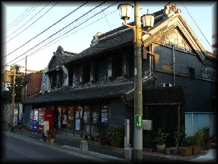 矢口家住宅：右斜め前方から見た店蔵と袖蔵