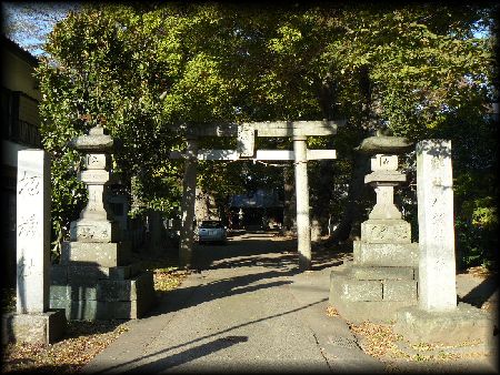 八坂神社石造社号標と石鳥居、石燈篭