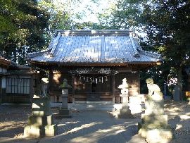 八坂神社拝殿正面と石造狛犬と石燈篭