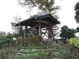 新長谷寺境内高台に設けた鐘楼と梵鐘