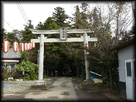鹿島神社境内正面に設けられた石造鳥居