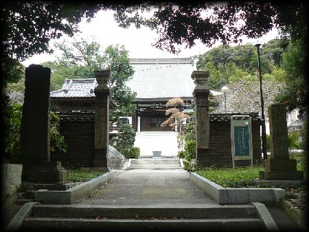 ������F�������ʂɐ݂���ꂽ�Β��R��ƐΑ������W