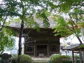 万福寺：植栽越に見える阿弥陀堂の正面
