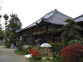 万福寺：右斜め前方から見た本堂と銅製燈篭