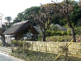 ���ƏZ��F�E�΂ߑO�����猩�����~�S�i