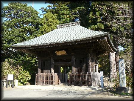 西蓮寺境内正面に設けられた山門と石造寺号標