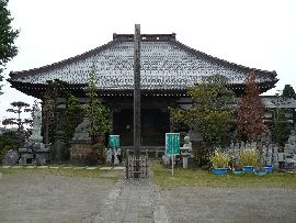 乗国寺本堂とその前に置かれた石造狛犬と来迎柱