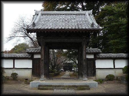 弘経寺境内正面に設けられた総門と土塀