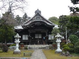 弘経寺本堂正面とその前に設置されている石燈篭