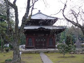 弘経寺境内に設けられた印象的な開山堂（観音堂）
