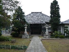 孝顕寺参道から見た本堂