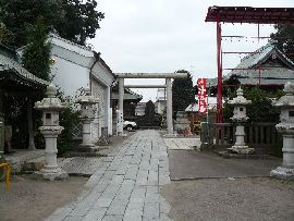 健田須賀神社参道の石畳と石燈篭