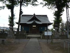 住吉神社境内から見た石燈篭と拝殿
